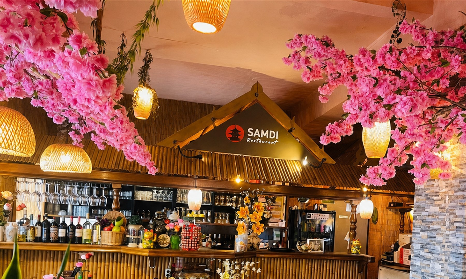 SAMDI Bar unter leuchtenden Kirschblüten