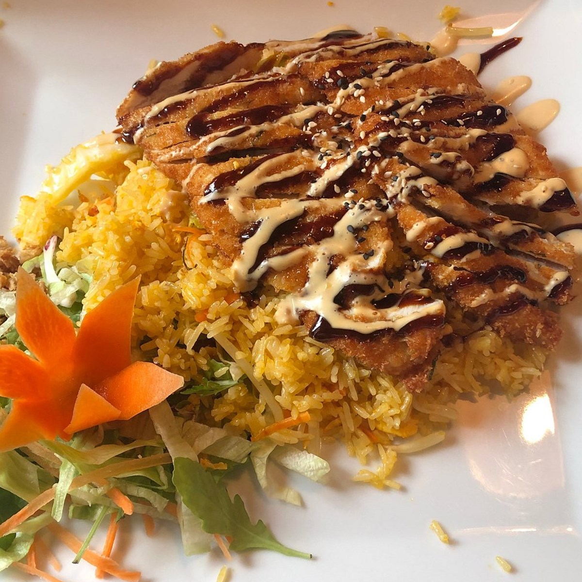 Knuspriges Hähnchen mit gebratenem Reis und Salat