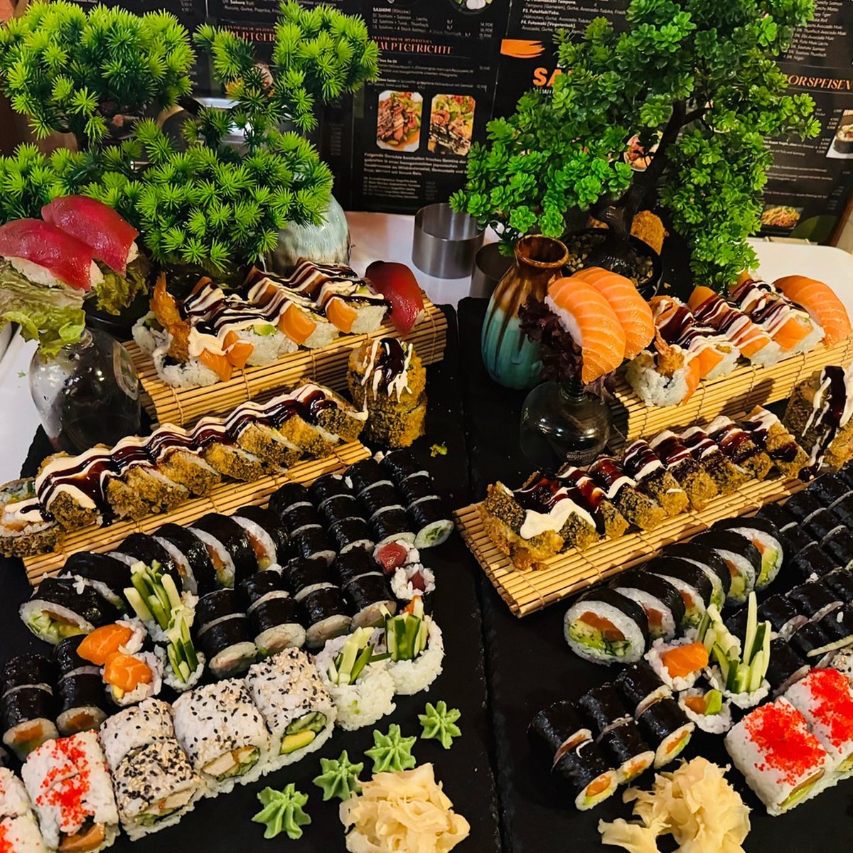 Nahaufnahme einer großen Sushi-Auswahl
