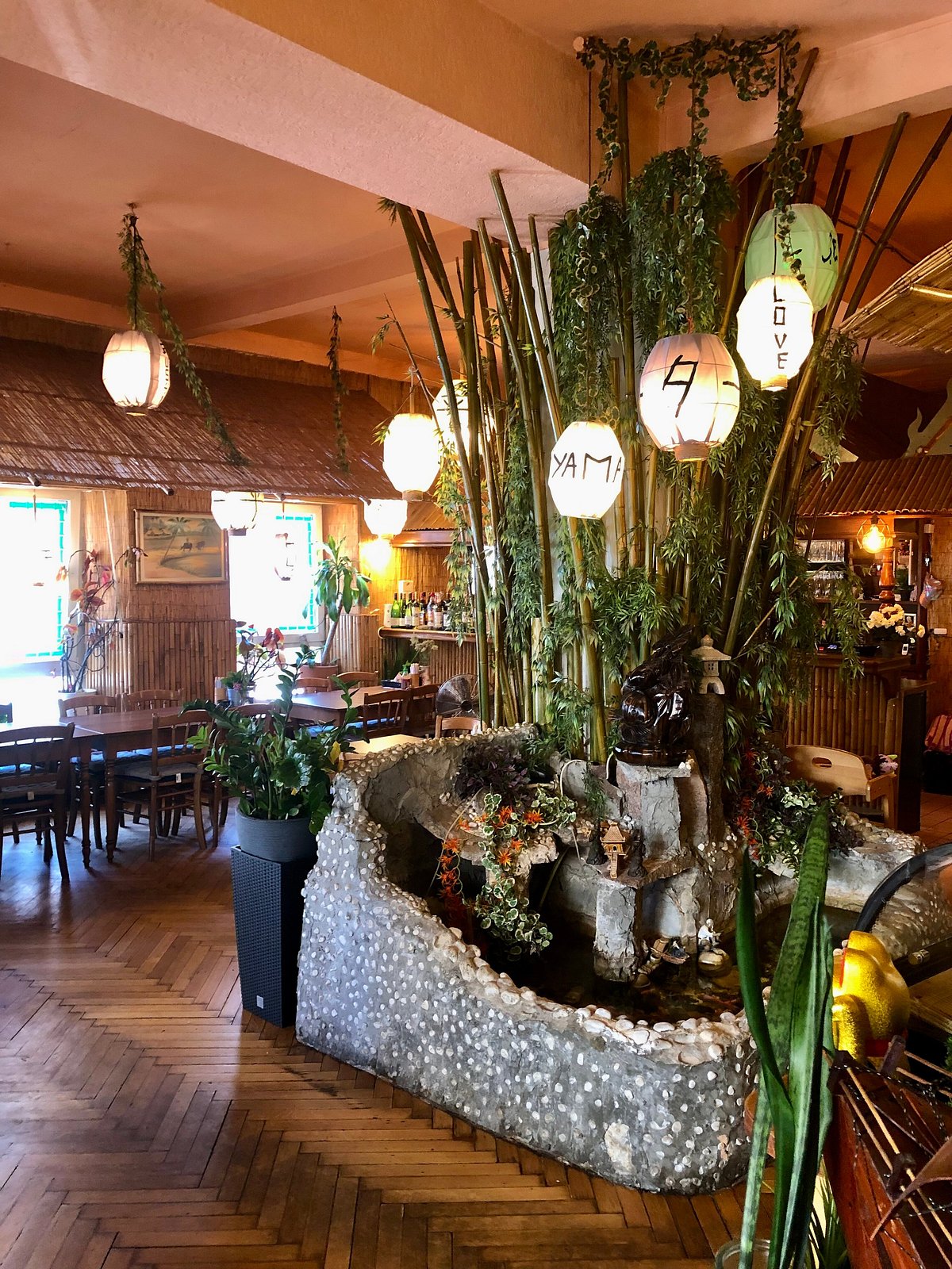Gemütlicher Restaurantbereich bei SAMDI