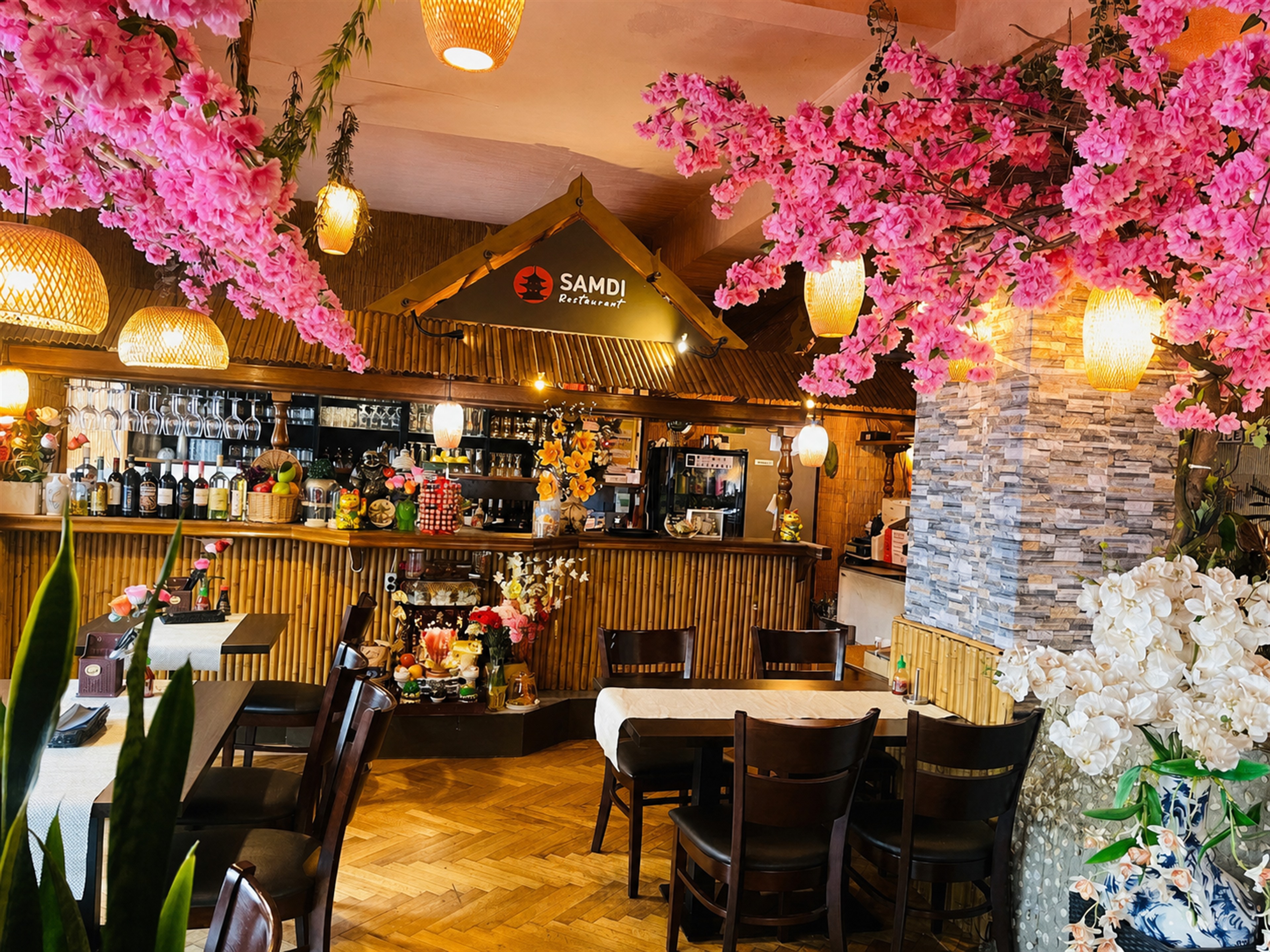 SAMDI Restaurant mit Kirschblüten und warmer Beleuchtung